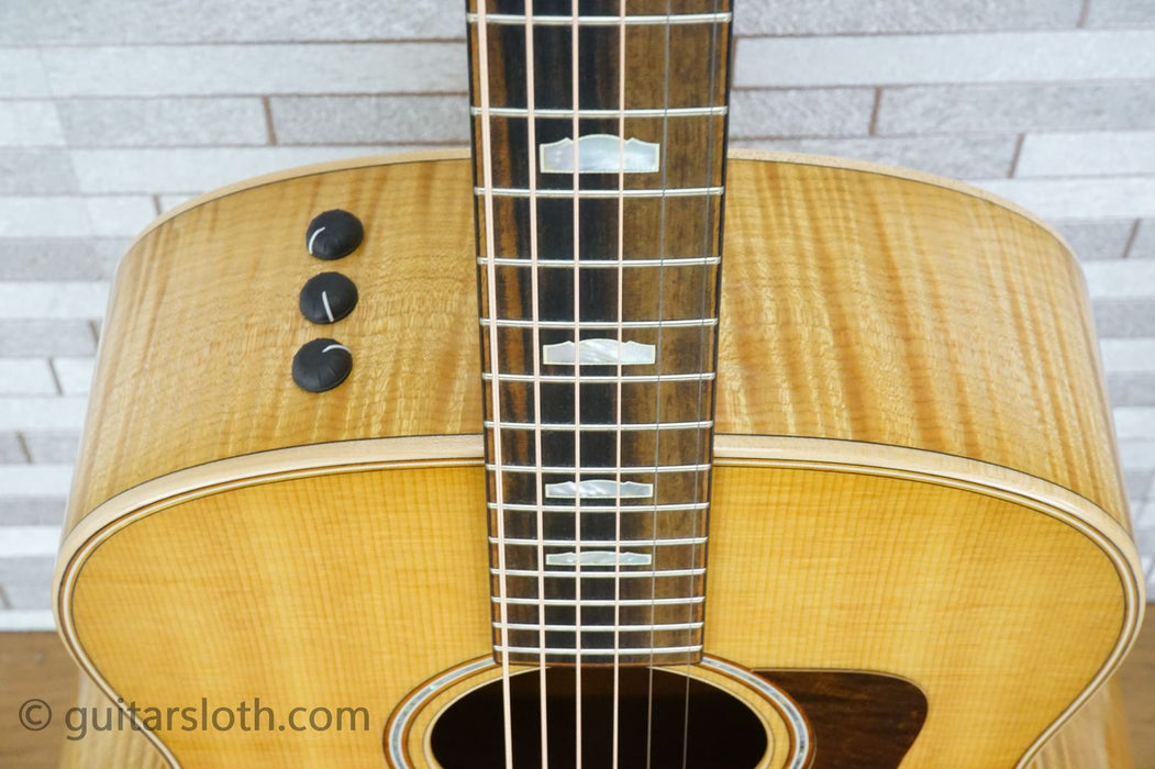 Taylor 618e with V-Class Bracing - Antique Blonde