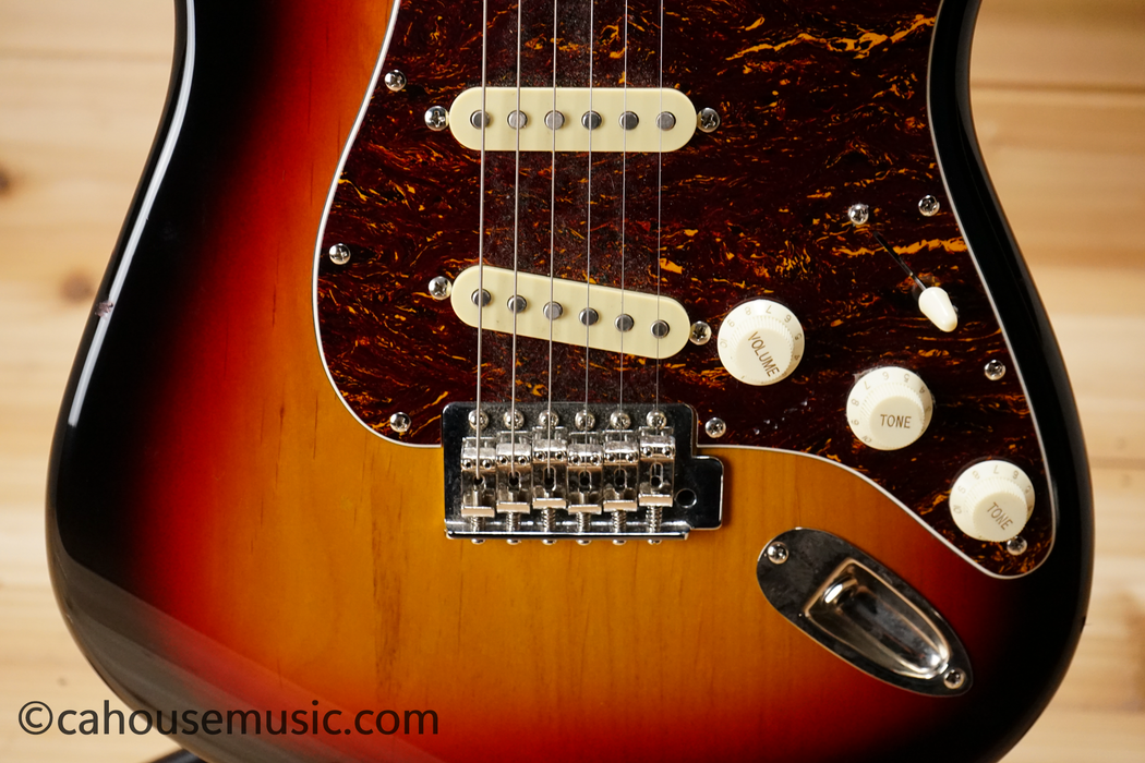 Squier Classic Vibe '60s Stratocaster Electric Guitar 3-Color Sunburst Used