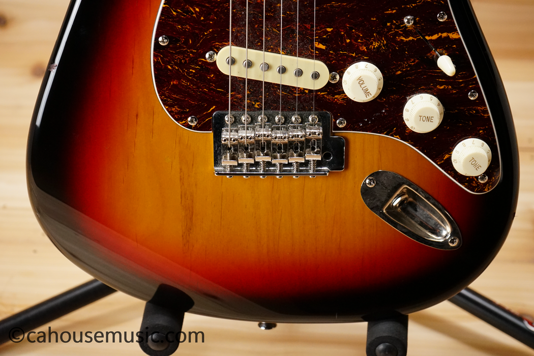Squier Classic Vibe '60s Stratocaster Electric Guitar 3-Color Sunburst Used