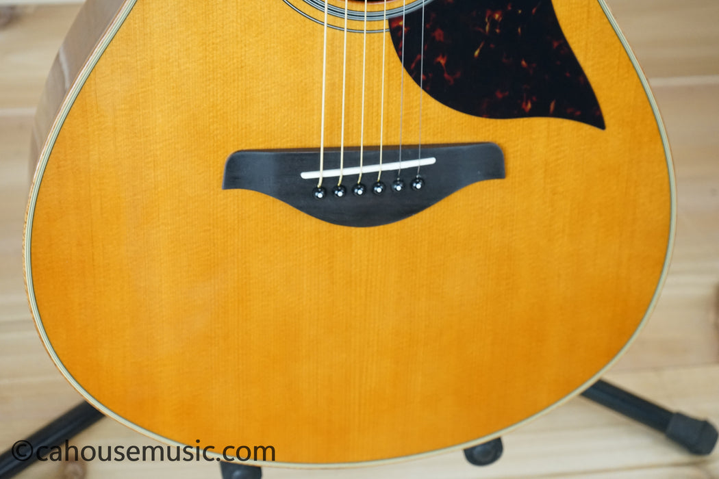 Yamaha AC1R VN Concert Cutaway Acoustic-Electric Guitar Vintage Natural B-Stock