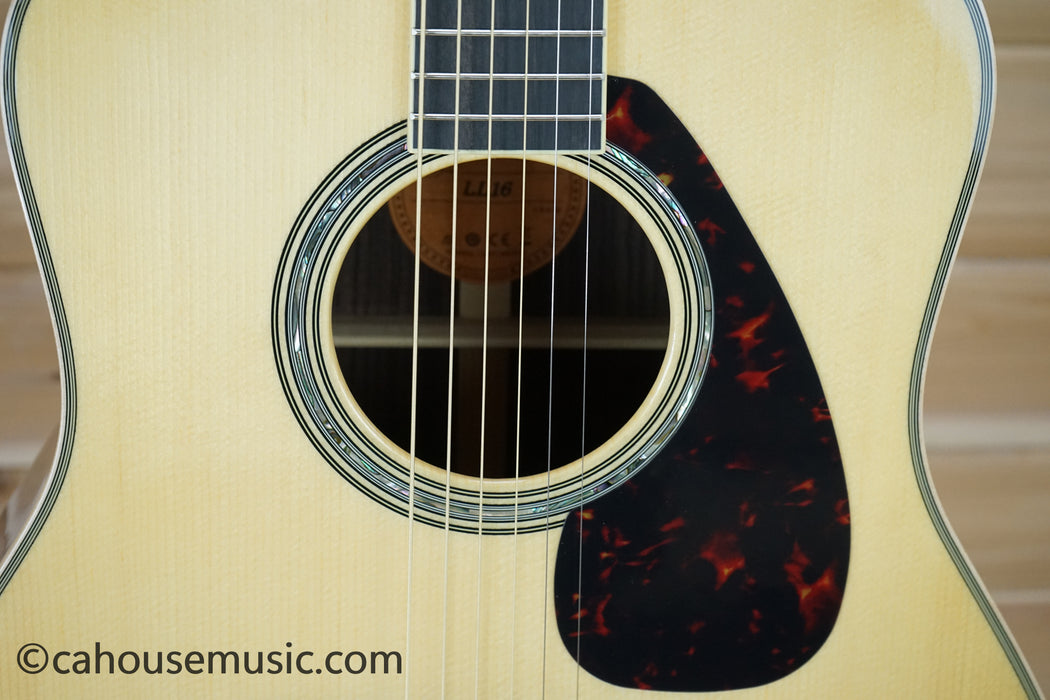 Yamaha LL16 ARE Original Jumbo Acoustic-Electric Guitar Natural B-Stock