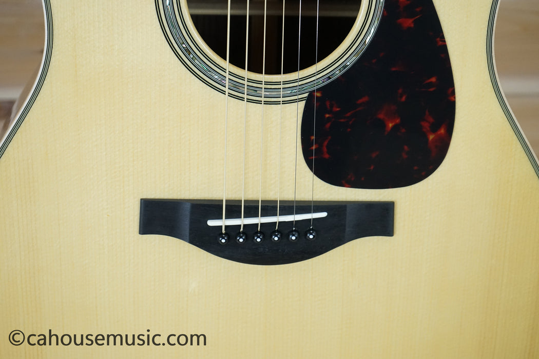 Yamaha LL16 ARE Original Jumbo Acoustic-Electric Guitar Natural B-Stock