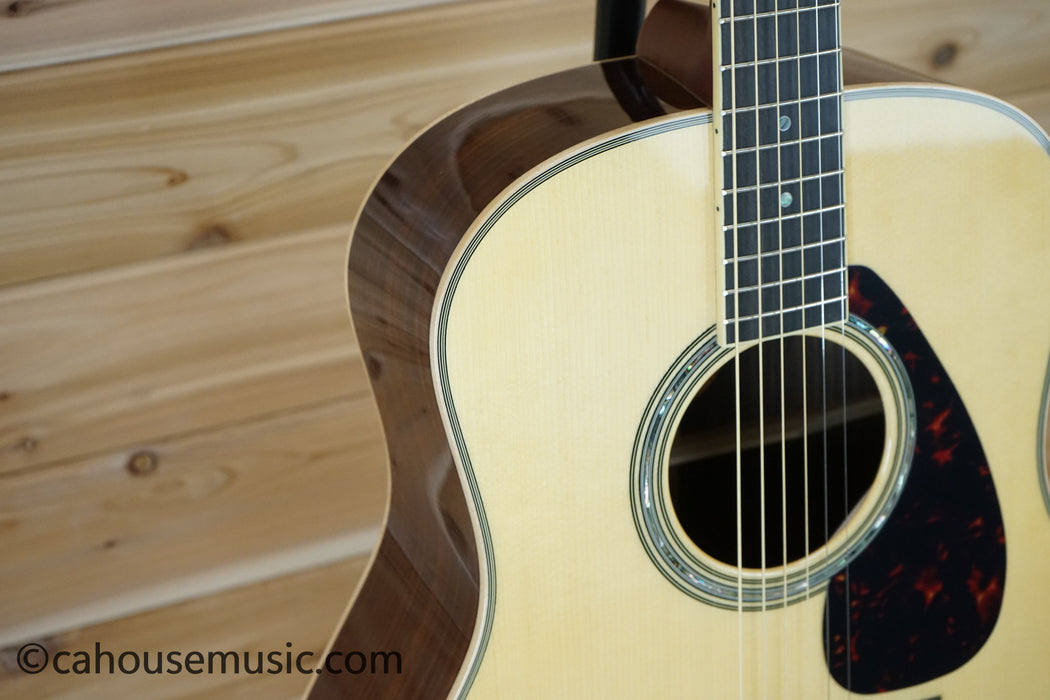 Yamaha LL16 ARE Original Jumbo Acoustic-Electric Guitar Natural B-Stock